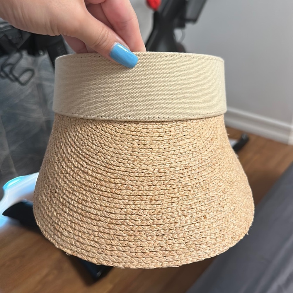 Never sold originally - TAN + LINES VISOR BEIGE